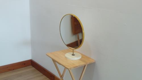 Tabletop Mirror