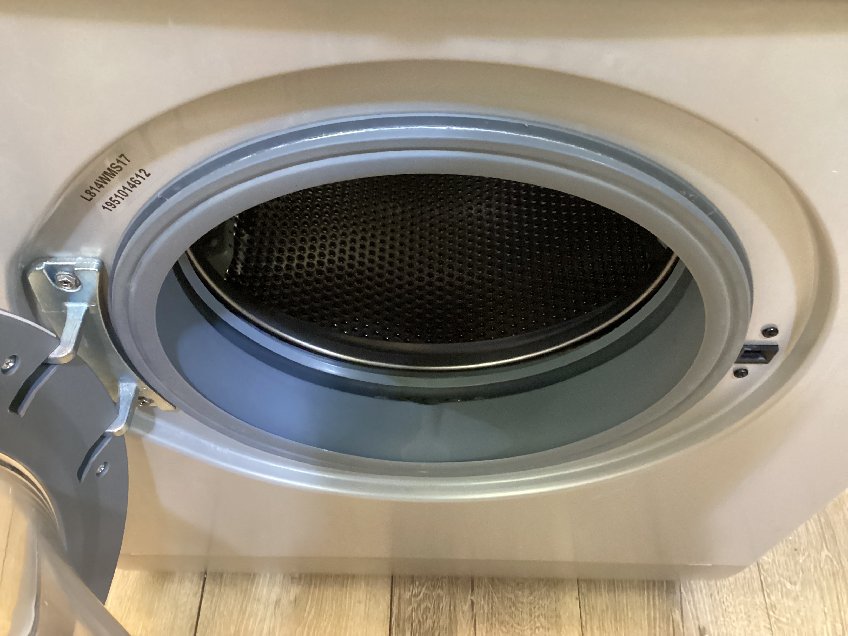 Logik 8kg Washing machine